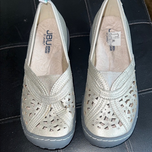 JBU Women's Metallic Silver Flats - Picture 2 of 5